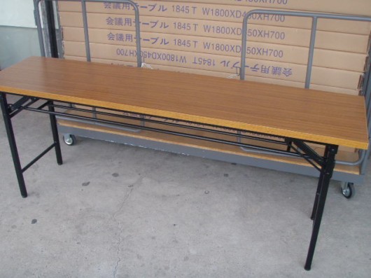 ホワイトボードと会議用テーブル（チーク・ホワイト）が大量入荷しました。