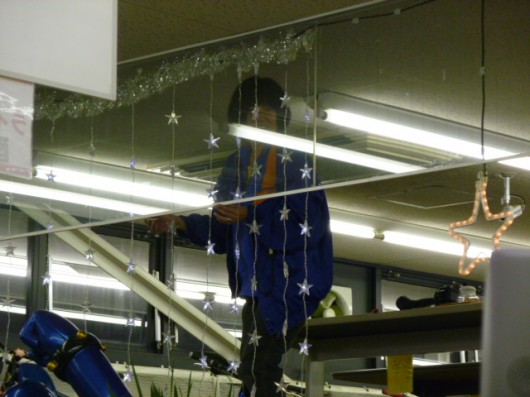道具屋でもクリスマスのイルミネーションが・・・。