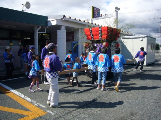 地域のお祭り！？　神輿来店。