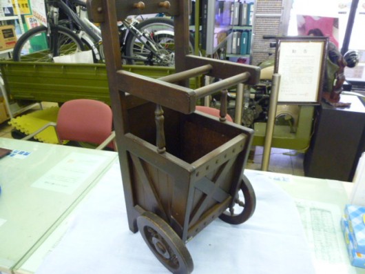 カリモクの車輪のついた傘立てが入荷しました。