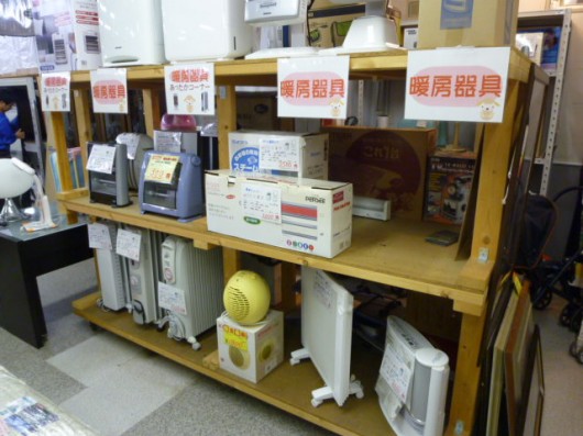 とうとう冬の到来！！暖房器具コーナー設立と同時にデロンギのヒ－ターが入荷しました。