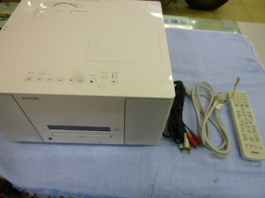EPSONのDVD一体型プロジェクターが入荷しました。