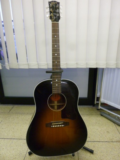 GIBSONのアコースティクギター（1963　J-45）入荷しました。