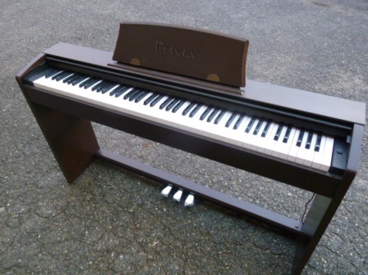 上質な音と鍵盤タッチに選べるカラーバリエーションも魅力CASIOの電子ピアノ入荷しました。