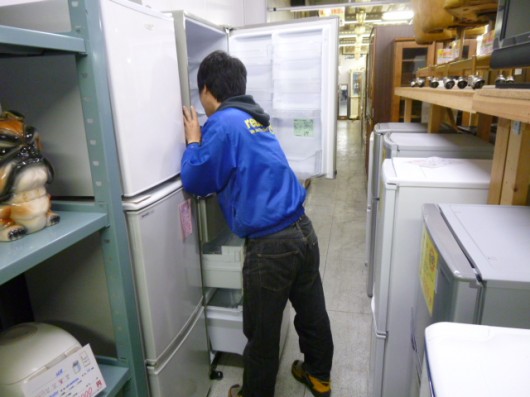 引っ越しシーズンに容量が大きい冷蔵庫続々入荷中！！今清掃中です。