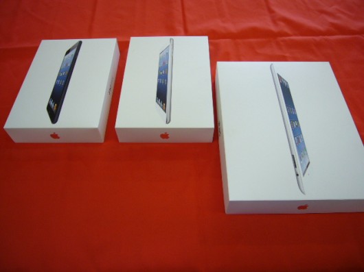AppleのiPad　mini（白、黒）の2点　iPad　第4世代１点入荷しました。