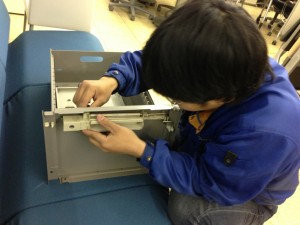 部品交換中