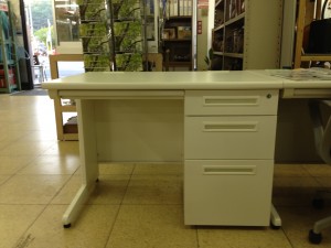 井上金庫 新品片袖デスク入荷しました。