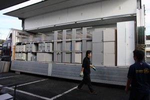 オフィス家具 10t車で大量入荷＆荷下ろしでヘトヘト(笑)