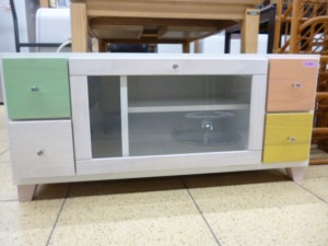 新生活におすすめ！ポップなカラーのテレビ台はいかがでしょうか？