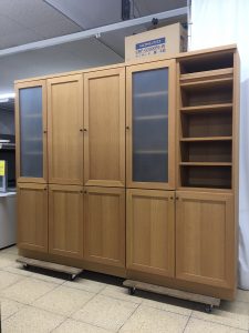 大型の食器棚が入荷しました！けど…あまりの重さに肩を負傷( ;∀;)