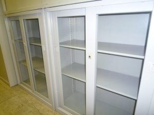 内田洋行製　ガラス引戸書庫　入荷しました。